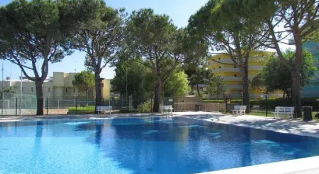 Апартаменты Spacious Apartment With Pool Access