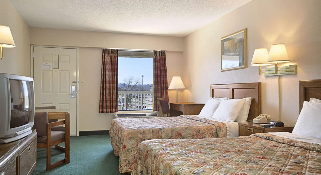 Четырёхместный номер Standard Days Inn by Wyndham Apple Valley Pigeon Forge/Sevierville