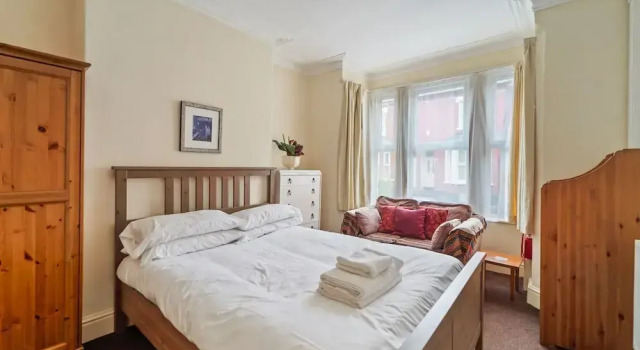 4 Bed Homely Retreat - Wolverhampton, Забронировать Дом для отпуска Коттеджи Вулвергемптона, рядом с Wolverhampton City Council, Коттедж