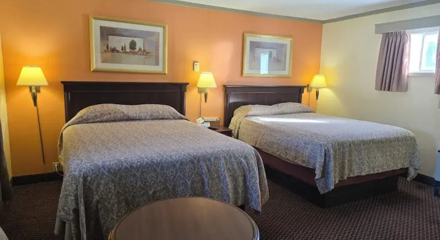 Четырёхместный номер Standard The Village Inn Motel