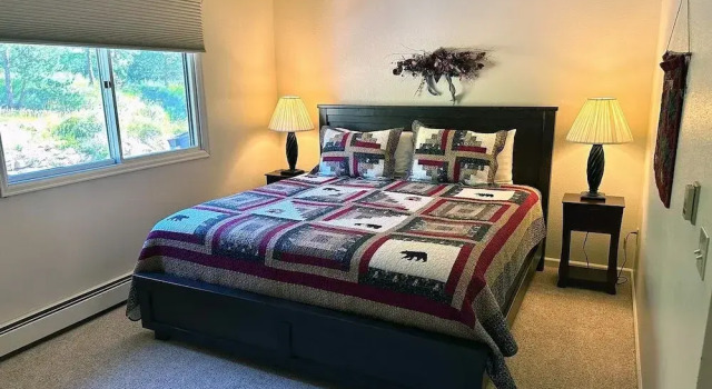 Fawn Valley Inn: 292 1 Bedroom Apts, Забронировать Апартаменты/квартира Отели Эстес-Парк с парковкой, Парковка