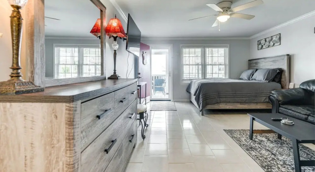 Апартаменты с балконом North Myrtle Beach Studio w/ Pool: Walk to Shore!