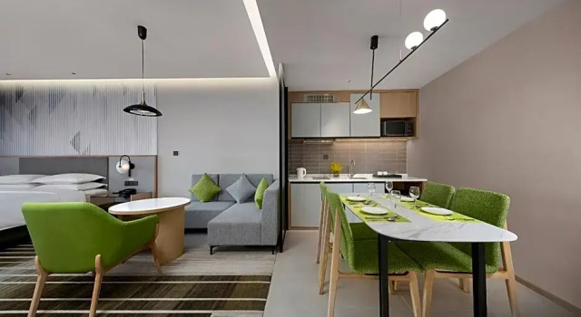 Люкс с балконом Holiday Inn & Suites Wuhan International Expo