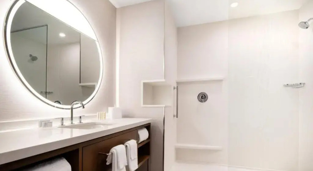 Двухместный люкс c 1 комнатой Courtyard by Marriott Fresno Clovis