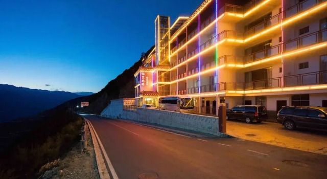 香格里拉大峡谷·巴拉古村落观景酒店, Book Hotel Deqin Yunnan