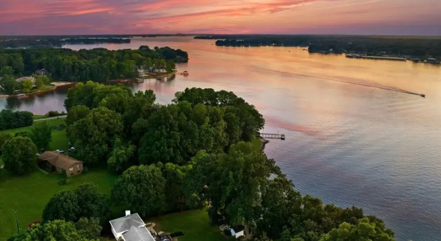 Коттедж Lakefront Living W/optional Boat Rental