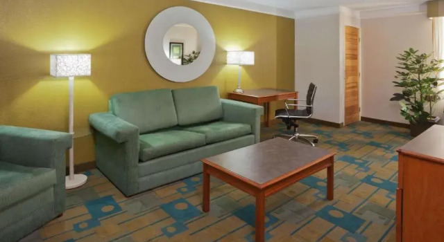 Люкс La Quinta by Wyndham Houston Stafford Sugarland