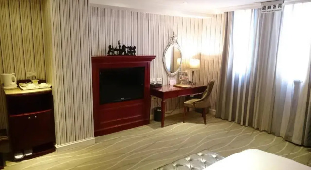 Люкс Deluxe MRT Hotel