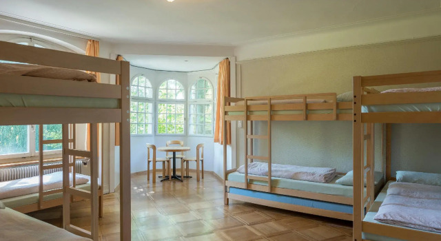 Кровать в общем номере Schaffhausen Youth Hostel