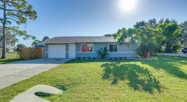 Коттедж Fort Myers Vacation Home w/ Patio ~ 14 Mi to Beach