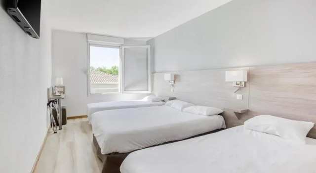 Четырёхместный номер Standard Brit Hotel Clermont-lʼHérault