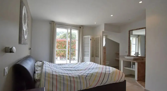 Aircon Villa With 4 Suites, Swimming Pool, Walking Distance to the Center, 20 km From the Beach