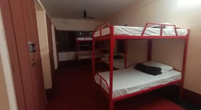Кровать в общем номере Sunny's Serenity Resort