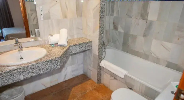 Четырёхместный номер Standard с балконом Hotel Comarruga Platja