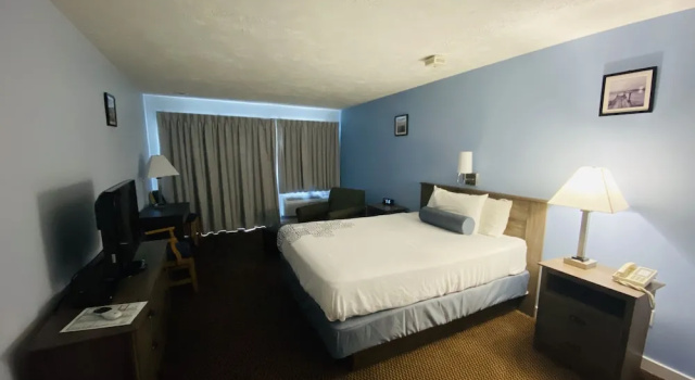 Двухместный номер Standard с балконом и с видом на реку Fleetwood Inn & Suites