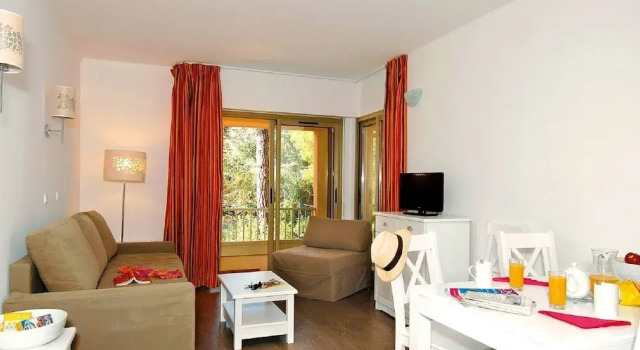 Charming Holiday Home in the Green Outskirts of a Harbortown, Reservar Hotel Sanary-sur-Mer Bandol Wine Route
