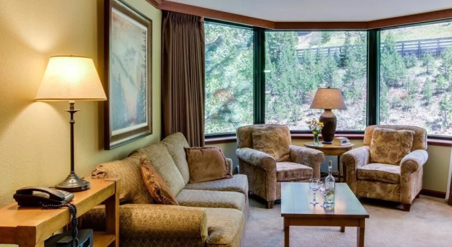 Resort at Squaw Creek 345 and 347, Забронировать Курортный отель Отели Олимпик-Вэлли с парковкой, рядом с Squaw Creek Golf Course, Парковка