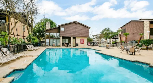 River Condo Next to Schlitterbahn Water Park!