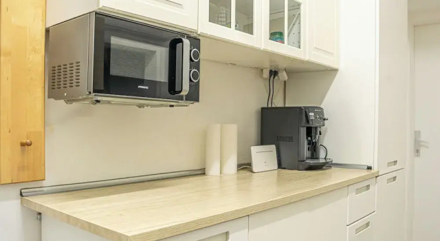 Cozy 2BR City Retreat Central Location, Rezerwuj Apartament Hotele w Wiedeń z parkingiem, Parking
