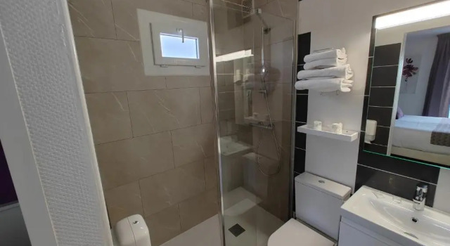 Номер Comfort Logis Hôtel Les Bleuets