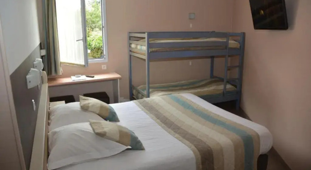 Четырёхместный номер Standard Logis Hôtel Bellevue