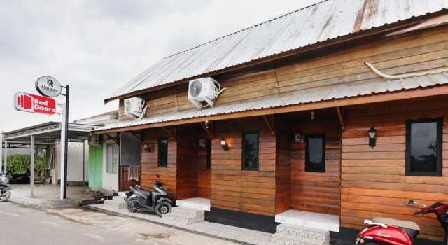 RedDoorz at Raujan Guesthouse Syariah Banjarmasin, Book Hotel Hotels in Kalimantan with Parking, Parking