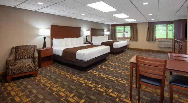 Люкс с видом на бассейн AmericInn by Wyndham Ironwood