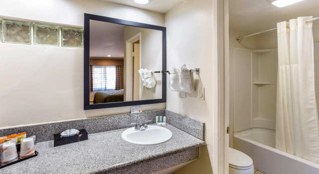 Четырёхместный номер Standard Mount Vernon Inn Escondido Downtown