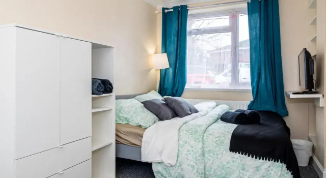 Shirley House 3, Guest House, Self Catering, Self Check in with Smart Locks, Use of Fully Equipped Kitchen, close to City Centre, Ideal for Longer Stays, Walking Distance to BAT, 20 min Drive to Fawley Refinery, Excellent Transport Links, Забронировать Гостевой дом Отели Саутгемптона с парковкой, Парковка