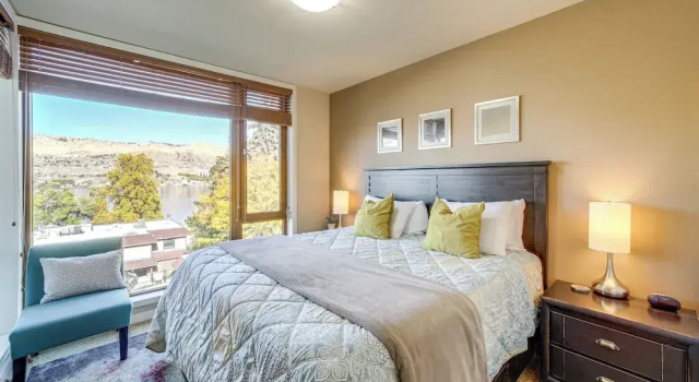 Walk to the Lake: Chelan Condo w/ Mtn Views!, Prenota Appartamento Chelan Washington (state)