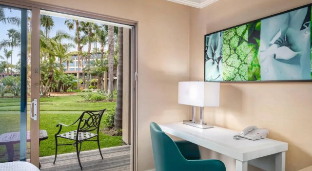 Четырёхместный номер Standard с видом на сад DoubleTree by Hilton San Diego Bayside