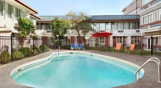 Четырёхместный номер Superior с видом на бассейн Days Inn by Wyndham Victoria Airport Sidney