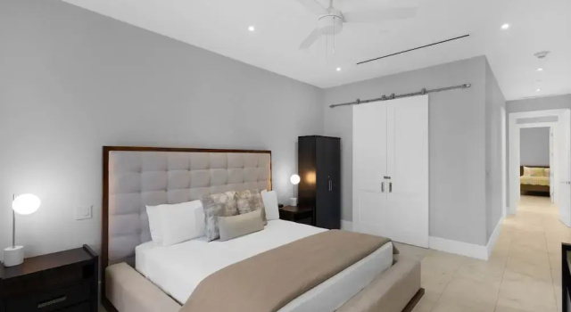 Modern Condo at One Cable Beach With Balcony, Rezerwuj Apartament Hotele w New Providence z parkingiem, Parking