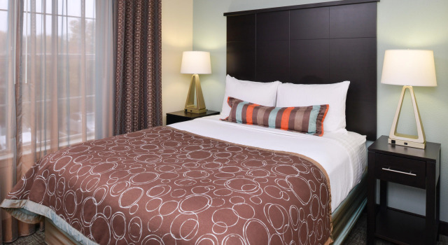 Staybridge Suites Dallas Addison, Забронировать Отель Отели Эддисон с бассейном, Бассейн