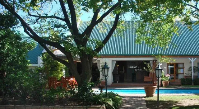 Кровать в общем номере HOSPITALity Lodges