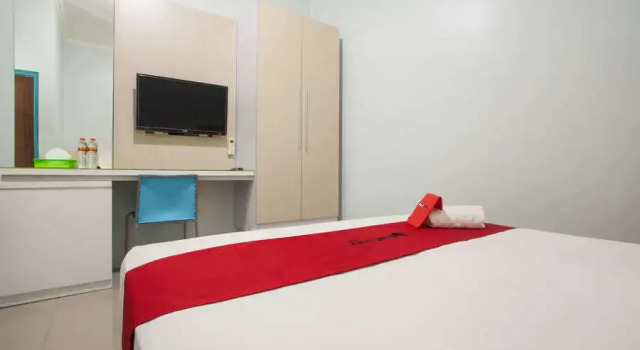 Standard room RedDoorz Syariah at Kartohardjo Madiun