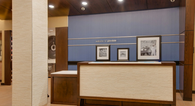 Hampton Inn & Suites Los Angeles - Glendale, Забронировать Отель Отели Глендейл с парковкой, рядом с Glendale Federal Savings Building, Парковка