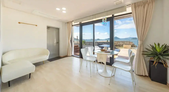 Номер Standard c 1 комнатой с балконом Yeosu Sorrr Spa Oceanview Pension