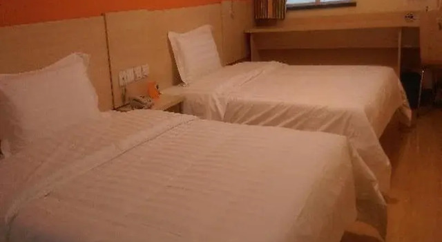 7 Days Inn Beijing Jiaohuachang Subway Station Xizhihe Branch, Book Hotel Hoteller i Beijing Province med parkering, Parkering
