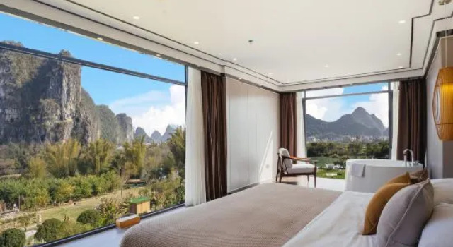 Семейный люкс с балконом и с видом на реку Yangshuo Yuyuan Resort （Shili Gallery &Yulong River）