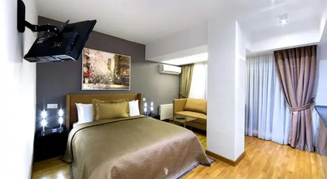 Четырёхместный номер Standard с балконом The Place Suit & Apartments