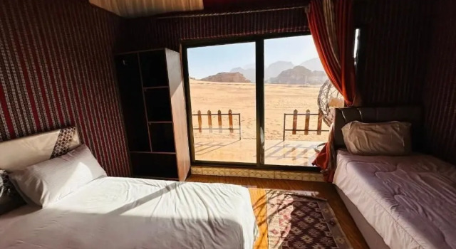 1 soveværelse i luksus- tredobbelt værelse med udsigt over gårdspladsen Wadi Rum Legacy Camp