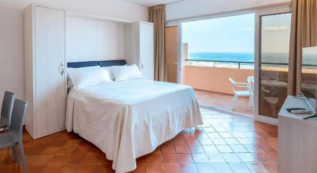 Апартаменты с 2 комнатами с видом на море Апартаменты Meia Praia Lagos - Beach Club