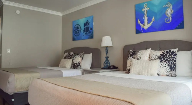 Четырёхместный номер Deluxe Dune Surfer Inn