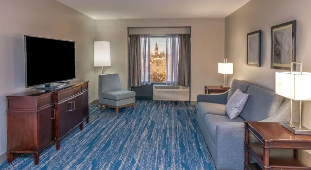 Люкс с балконом DoubleTree by Hilton New Bern - Riverfront