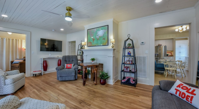 Коттедж 1 Mile to UA Campus: Walkable Midtown Getaway