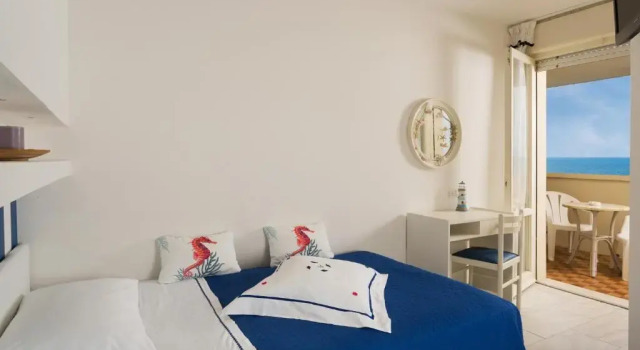 Трёхместный номер Superior с частичным видом на море Hotel Ambasciatori Beach Front Breakfast e Brunch XXL fino alle 12 30