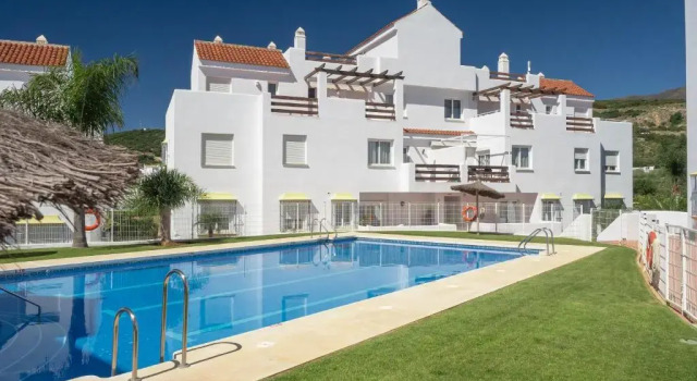 2060-Newly furnished 2 bedrooms apt with golf