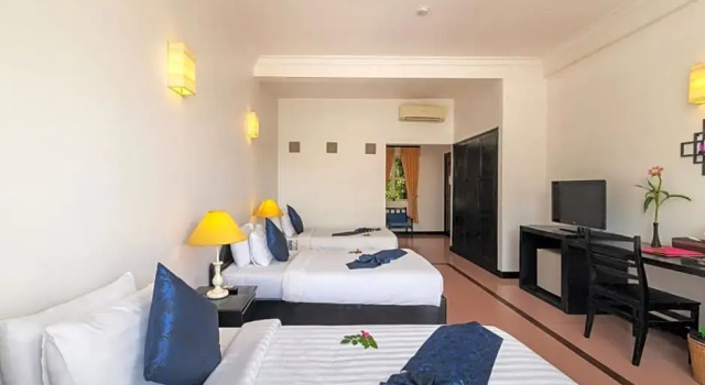 Номер Deluxe с балконом и с видом на бассейн Amber Angkor Villa Hotel & Spa