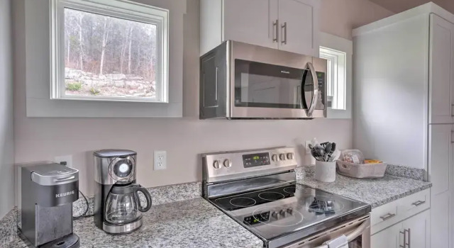 Коттедж Wooded Escape w/ Beautiful Backyard + Mtn Views!